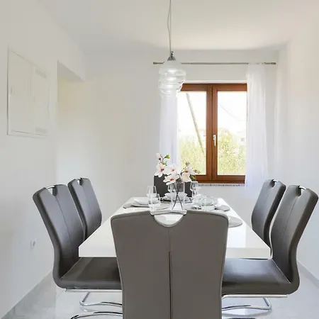 Appartamento Luxury Issa Zara